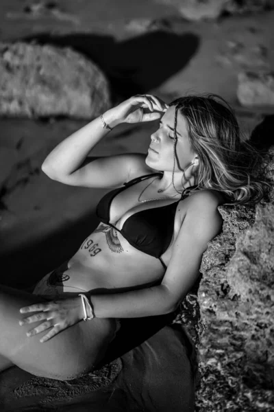 Una Foto Escala Grises Una Mujer Con Tatuajes Relajándose Playa —  Fotos de Stock
