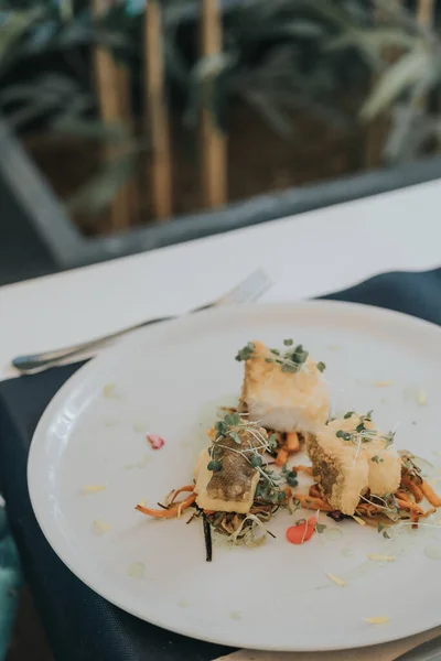 Tiro Vertical Pescado Cocido Con Verduras Hierbas Plato Sobre Mesa — Foto de Stock