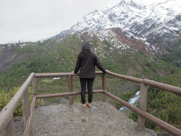 Una Chica Mirando Montaña Desde Mirador Día Invierno —  Fotos de Stock