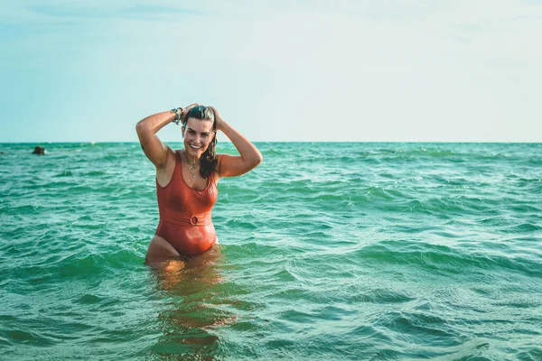 Una Hermosa Hembra Europea Con Traje Baño Naranja Divirtiéndose Mar —  Fotos de Stock