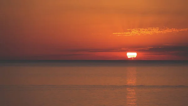 在橙色落日的背景上 美丽的海景令人惊奇 — 图库照片