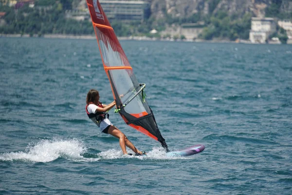 Malcesine Włochy Lip 2020 Windsurfer Pięknym Jeziorze Garda Włochy Dniu — Zdjęcie stockowe