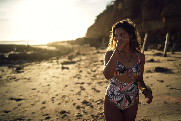 一个穿着泳衣的年轻女子在海滨的肖像 — 图库照片