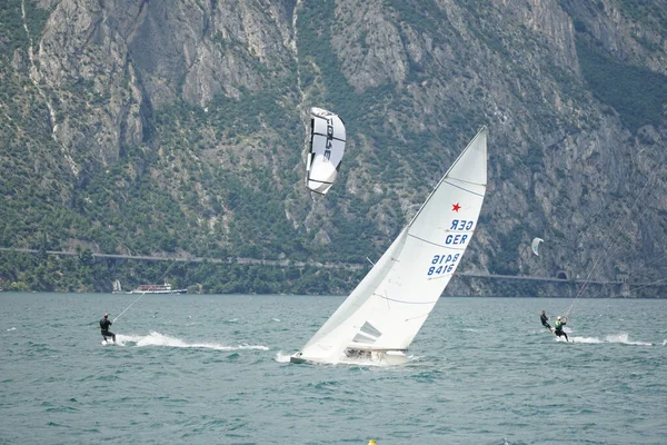 Malcesine Italia Iul 2020 Zmeul Surferi Navigarea Frumoasa Lacul Garda — Fotografie, imagine de stoc