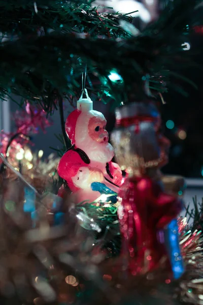 Close Vertical Brinquedo Papai Noel Pendurado Uma Árvore Natal — Fotografia de Stock