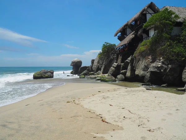 Een Prachtig Shot Van Een Wit Zandstrand Met Een Huis — Stockfoto