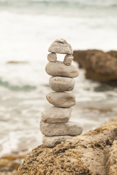 Enfoque Selectivo Vertical Plano Una Pirámide Hecha Piedras Una Playa —  Fotos de Stock