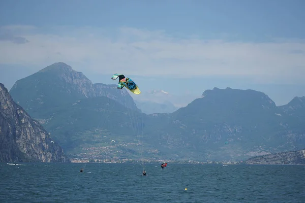 Malcesina Itália Jul 2020 Kite Surfistas Belo Lago Garda Itália — Fotografia de Stock