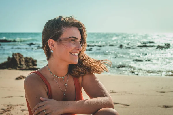 Uma Bela Mulher Europeia Com Maiô Laranja Sentado Praia Areia — Fotografia de Stock