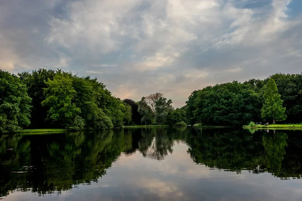 Озеро Оточене Лісом Деревами Відображають Воду Під Хмарним Небом — стокове фото