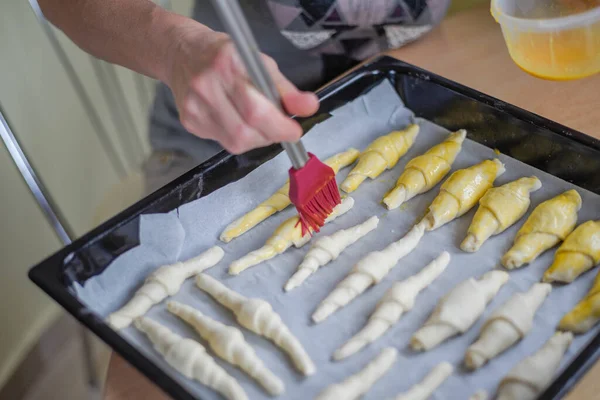 Enfoque Selectivo Mano Una Hembra Untando Pastelería Con Yema Huevo — Foto de Stock