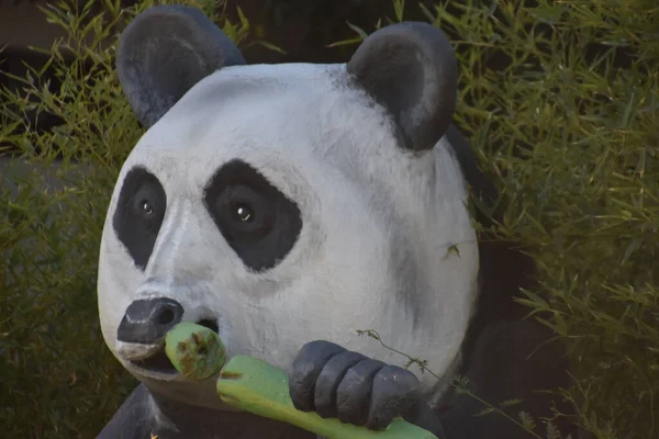 Een Dichtbij Shot Van Een Standbeeld Van Een Panda Een — Stockfoto