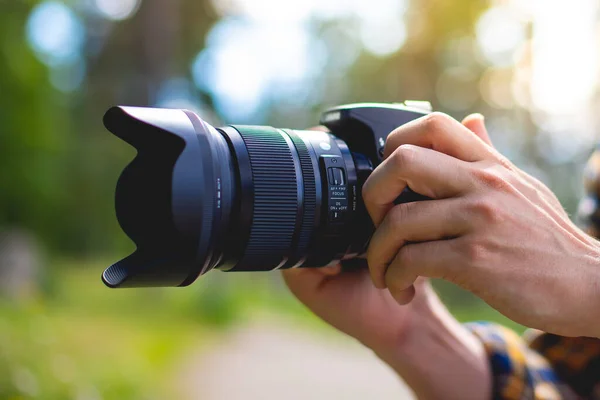 Fotograf Trzymający Kamerę Parku Przygotowuje Się Zrobienia Zdjęć — Zdjęcie stockowe