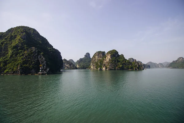 Águas Tranquilas Long Bay Vietnã — Fotografia de Stock