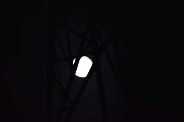 Una Silueta Varillas Metal Torre Telecomunicaciones Detrás Una Luna Llena —  Fotos de Stock