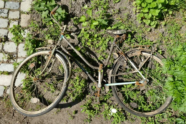 Una Foto Ángulo Alto Una Vieja Bicicleta Metal Oxidado Jardín — Foto de Stock