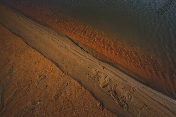 浜辺の水の前で砂の上からの眺め — ストック写真