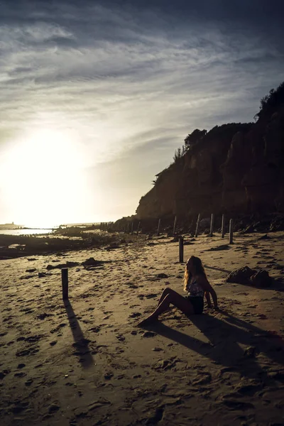 Plan Vertical Une Femelle Maillot Bain Assise Sur Sable Coucher — Photo