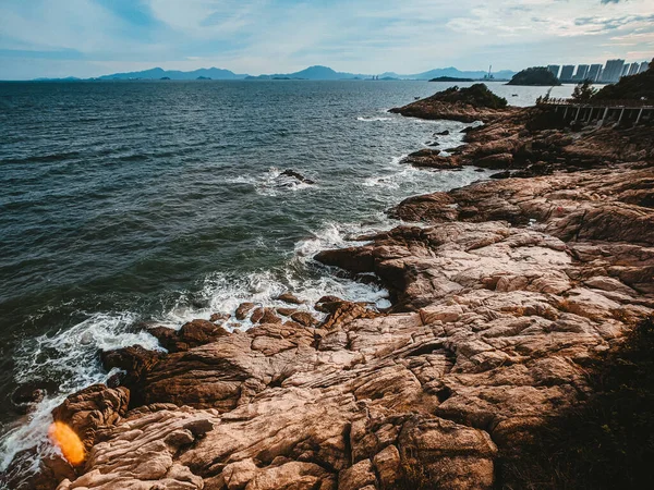 Skalista Plaża Faliste Morze — Zdjęcie stockowe