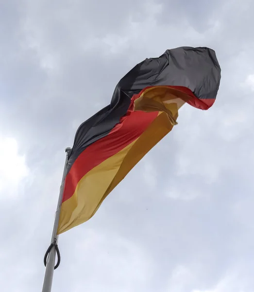 Close Uma Bandeira Alemã Acenando Contra Céu — Fotografia de Stock