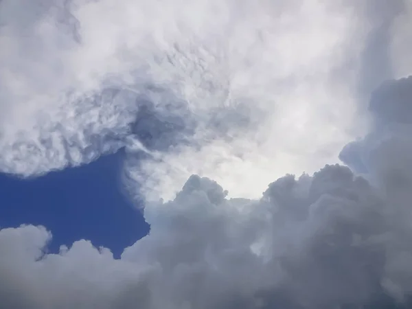 Sebuah Pemandangan Indah Awan Berbulu Putih Langit — Stok Foto
