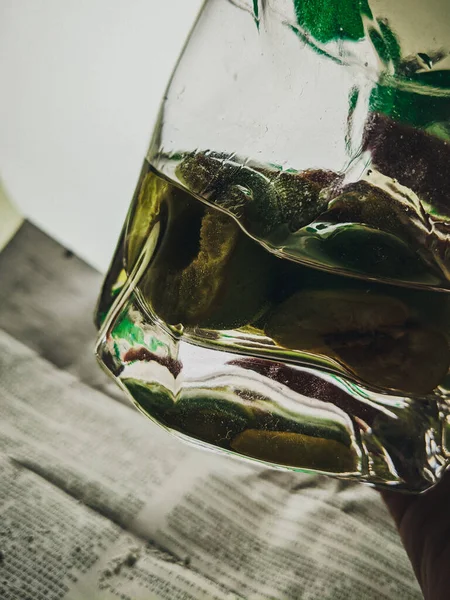 Een Verticaal Close Shot Van Een Glas Alcohol Met Groene — Stockfoto