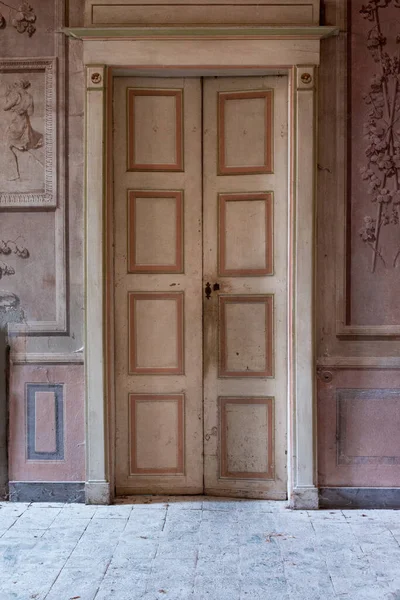Μια Φωτογραφία Μιας Πόρτας Ένα Εγκαταλελειμμένο Αρχοντικό Στη Βόρεια Ιταλία — Φωτογραφία Αρχείου