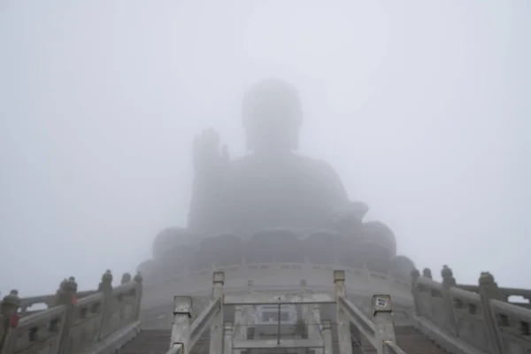 Eine Flache Aufnahme Der Buddha Statue Versteckt Nebel Auf Dem — Stockfoto