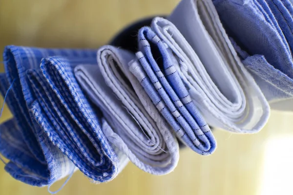 Una Línea Unos Hermosos Pañuelos Azules Mostrando Detalle Textura Son —  Fotos de Stock