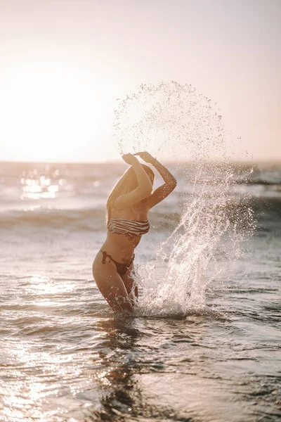 Una Atractiva Hembra Con Tatuajes Relajándose Playa Caleta Cádiz España —  Fotos de Stock