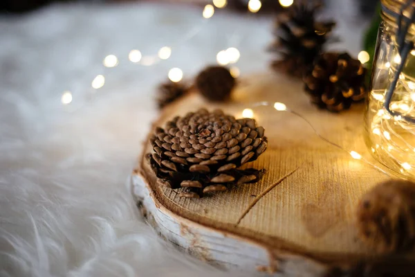 Lovitură Closeup Brad Crăciun Umflături Lumini Masă — Fotografie, imagine de stoc