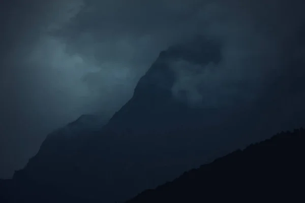 Tiro Ângulo Baixo Céu Escuro Nublado Perfeito Para Fundo — Fotografia de Stock