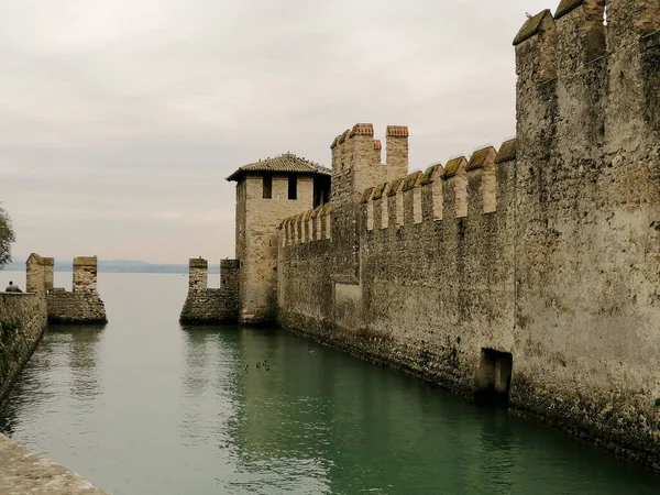 Een Prachtige Scène Van Desenzano Kasteelmuren Omgeven Door Garda Meer — Stockfoto