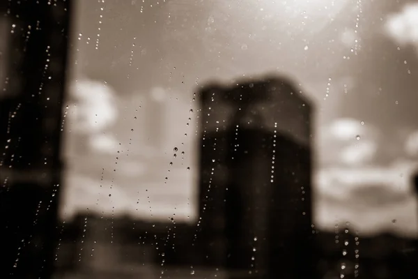 Zbliżenie Zdjęcia Zamazanego Miasta Widzianego Okna Kroplami Deszczu — Zdjęcie stockowe