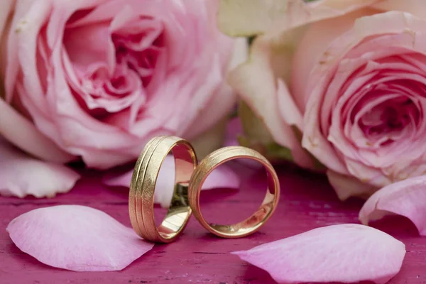 Primer Plano Dos Anillos Boda Dorados Rodeados Rosas Rosadas — Foto de Stock