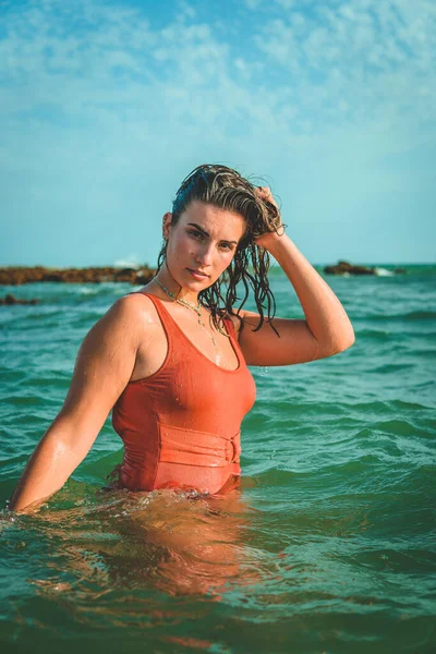 Güzel Avrupalı Bir Kadının Portakal Rengi Mayosuyla Denize Poz Verirken — Stok fotoğraf