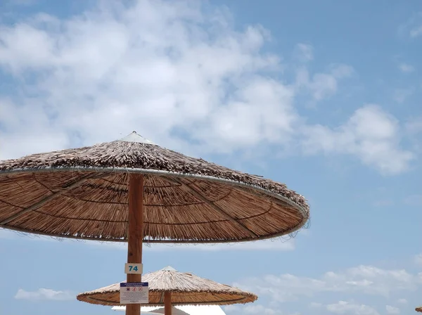 Een Lage Hoek Opname Van Stro Paraplu Het Strand Overdag — Stockfoto