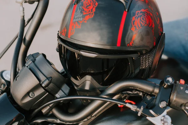 Capacete de motocicleta, contorno desenhado à mão, ícone de doodle,  proteção de moto e equipamento de segurança de velocidade