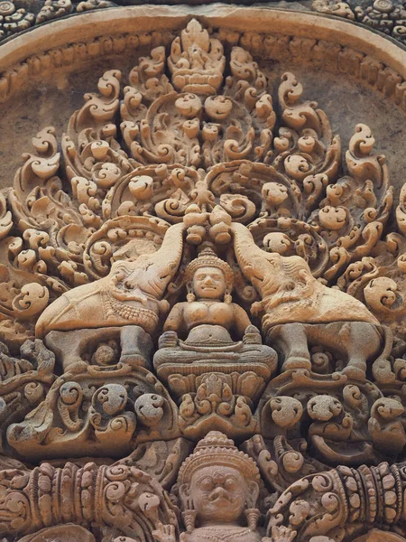 Tiro Ângulo Baixo Uma Escultura Pedra Banteay Srei Banteay Camboja — Fotografia de Stock