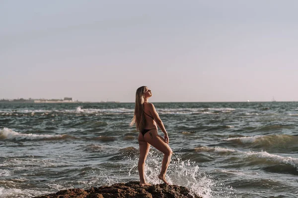 Una Atractiva Hembra Con Tatuajes Relajándose Playa Caleta Cádiz España —  Fotos de Stock