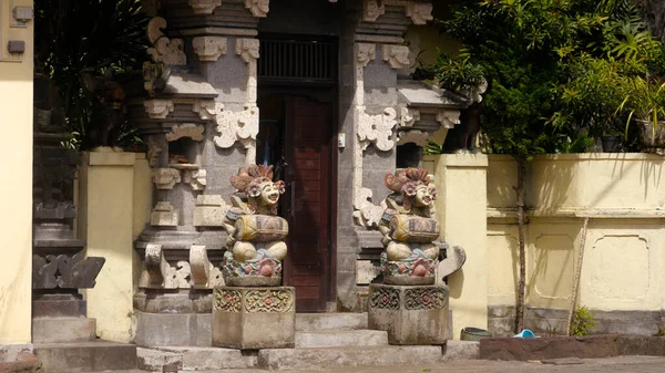 Горизонтальный Снимок Входа Здание Статуями Бали Индонезия — стоковое фото