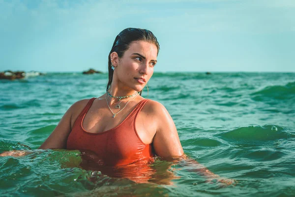 海で楽しむオレンジの水着を着た美しいヨーロッパの女性 — ストック写真