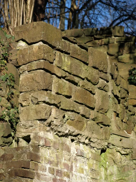 Stary Kamienny Mur Fundamentem Cegieł — Zdjęcie stockowe