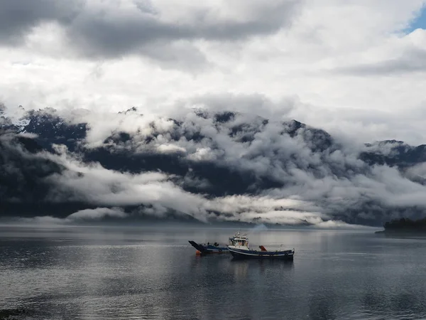 Fascinante Disparo Barcos Flotando Agua Con Montañas Cubiertas Nubes Fondo — Foto de Stock