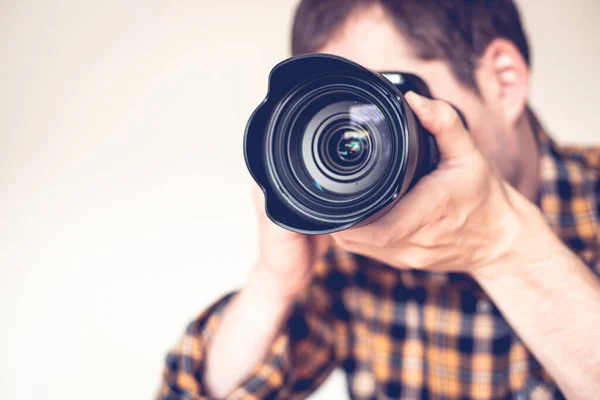 Close Jovem Segurando Uma Câmera — Fotografia de Stock