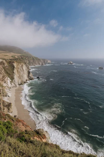 Vue Aérienne Verticale Falaises Près Une Eau Calme Sous Ciel — Photo