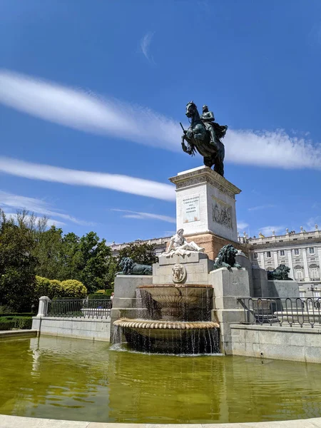 Vertikal Bild Fountain Philip Centrum Plaza Oriente Madrid Spanien — Stockfoto