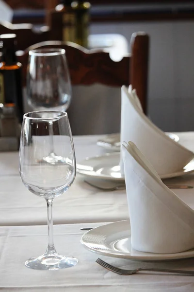 Ein Tisch Einem Restaurant Mit Besteck Weingläsern Und Servietten — Stockfoto
