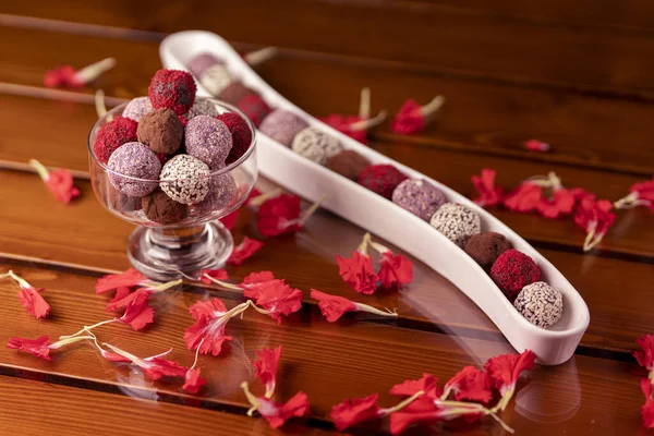 Bunte Gourmet Schokoladenkugeln Auf Einem Romantischen Valentinstisch — Stockfoto