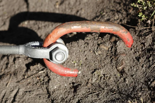 Closeup Shot Metal Hiking Rope Holder Mud — Foto de Stock